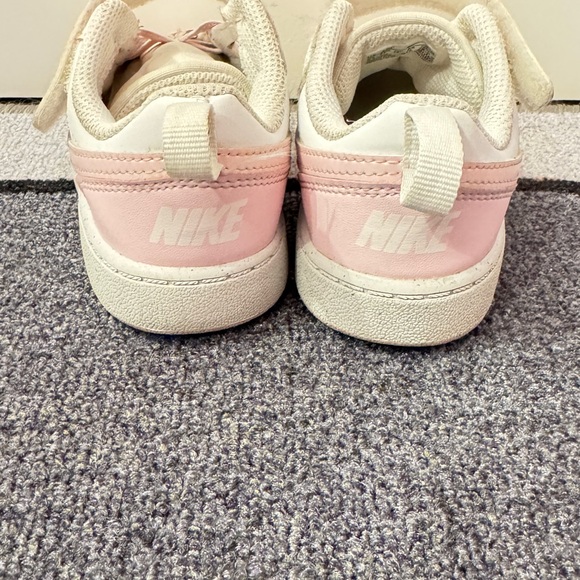 Nike Toddler Sneakers in Pink and White - Picture 5 of 7